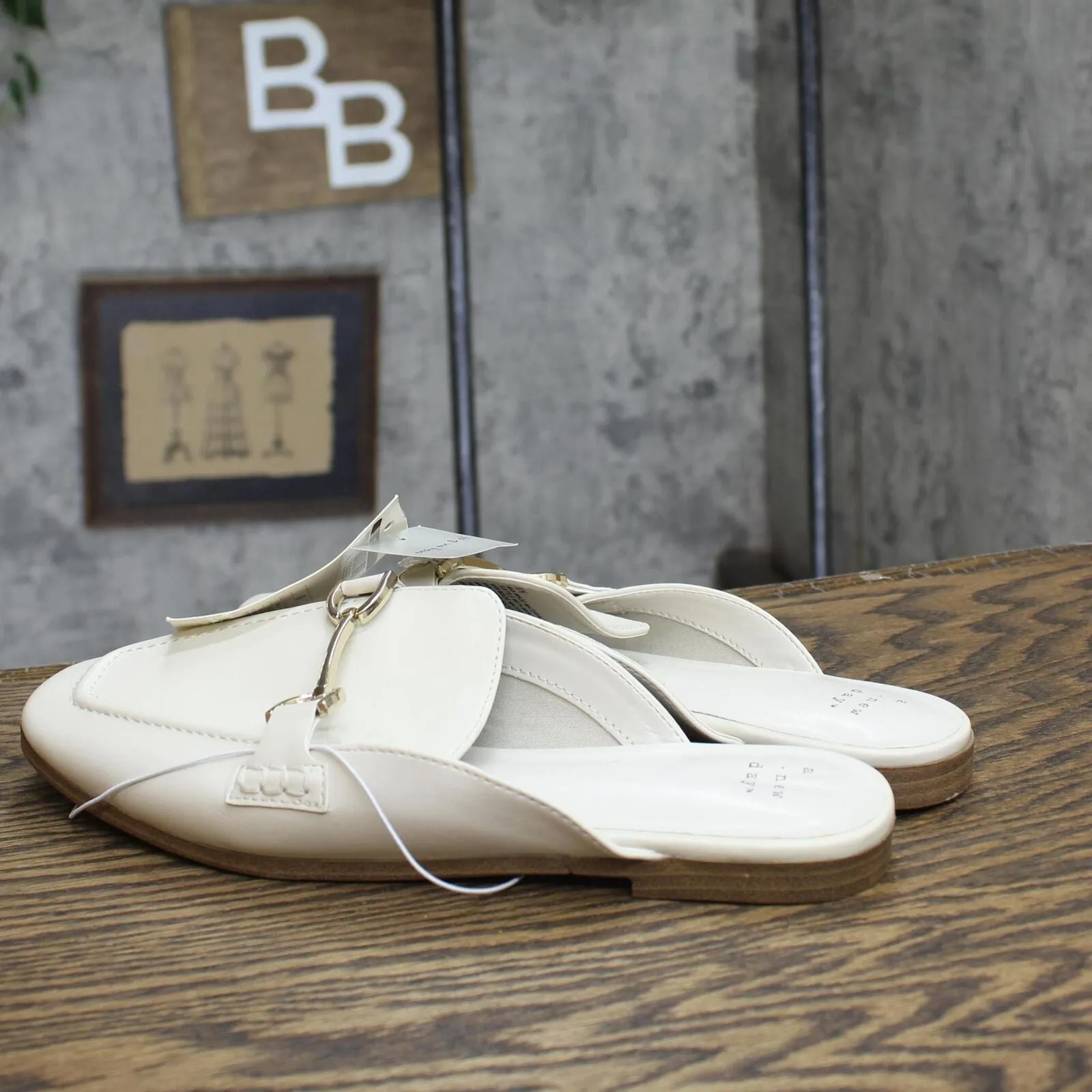 A New Day Womens Sandy Mule Flats with Memory Foam Insole Off White 8.5M